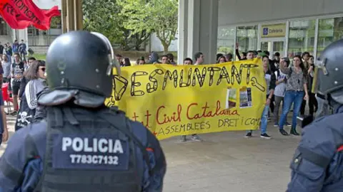 Oscar Espinosa. 22/04/2016 Bellaterra. Barcelona. Catalu&ntilde;a. Carpa informativa de los j&oacute;venes de Societat Civil Catalana (SCC) en la UAB.